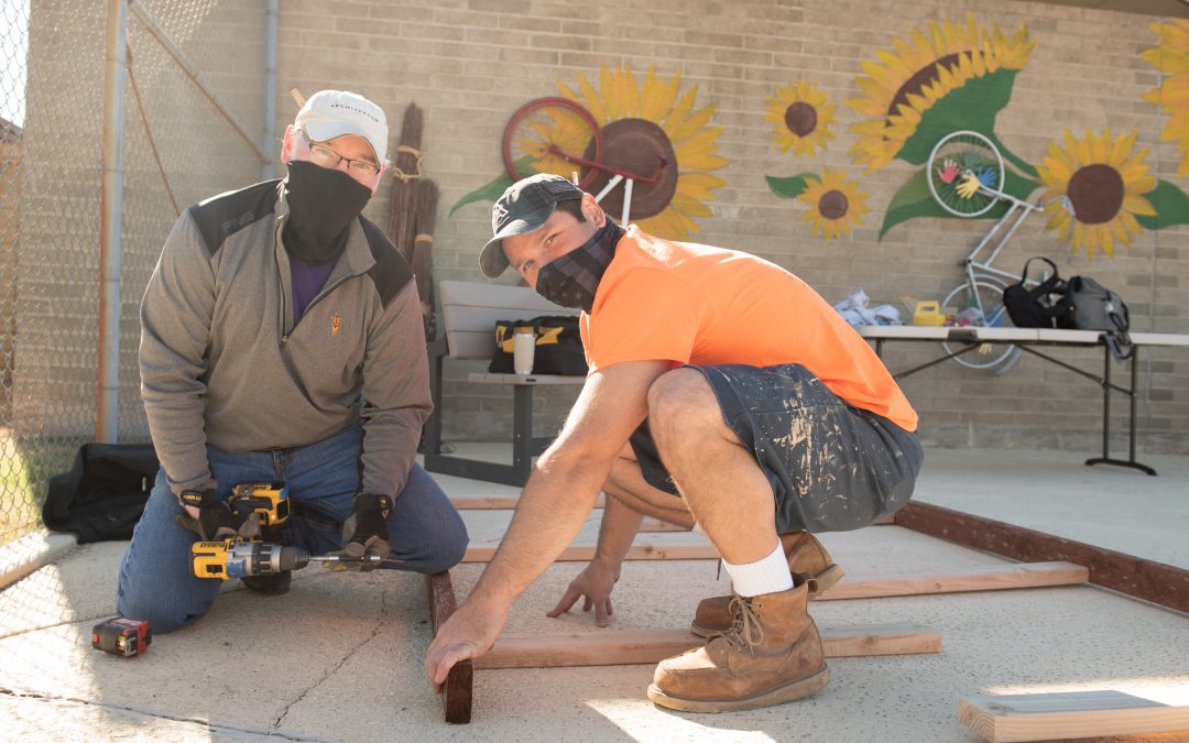 two men volunteering